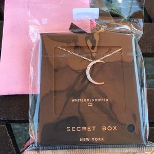 **SALE** White Gold Dipped  Moon 🌙 Necklace 🎀🌸